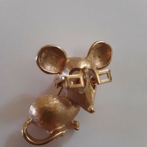 Goldtone mouse pin